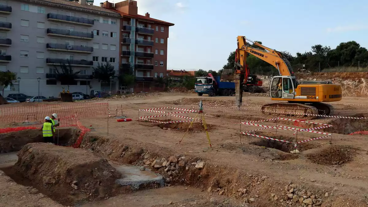 Imatge d'arxiu d'operaris treballant al terreny que ha d'ubicar la nova escola de l'Arrabassada