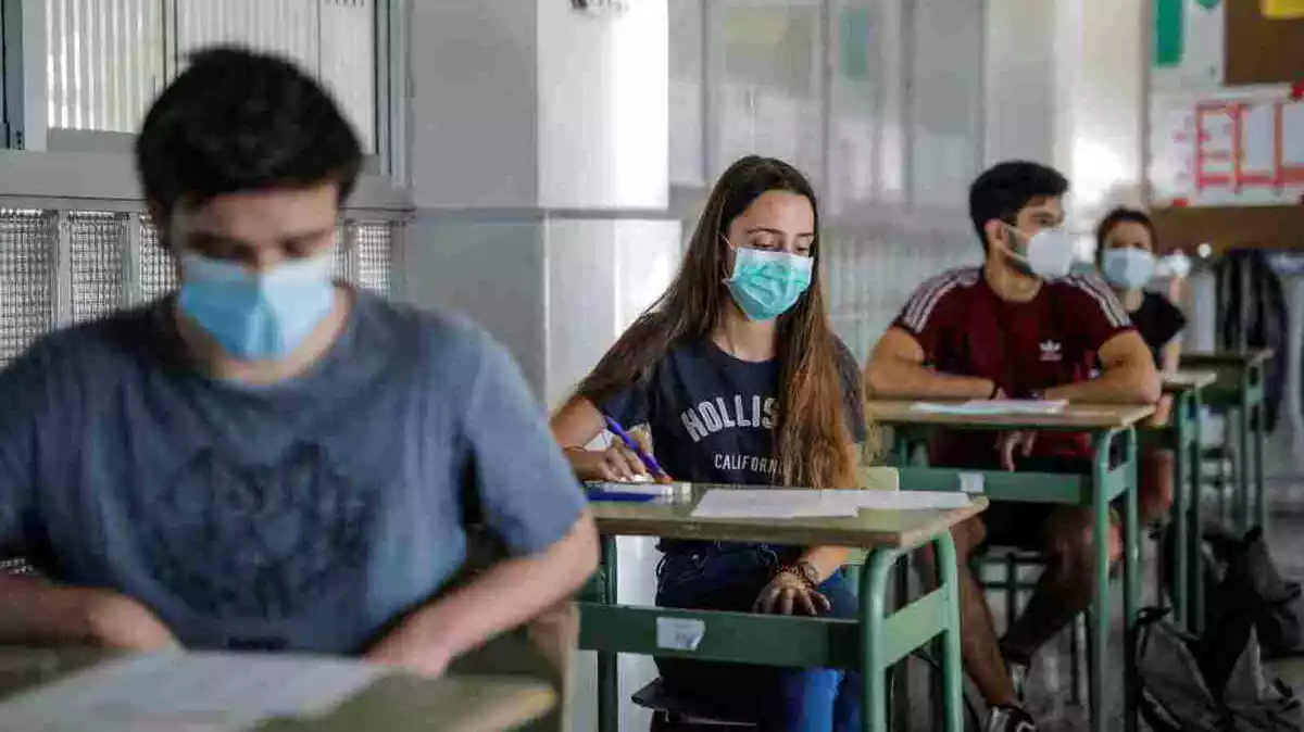 Estudiants de Batxillerat durant les proves d'accés a la Universitat (PAU) a València el 7 de juliol del 2020