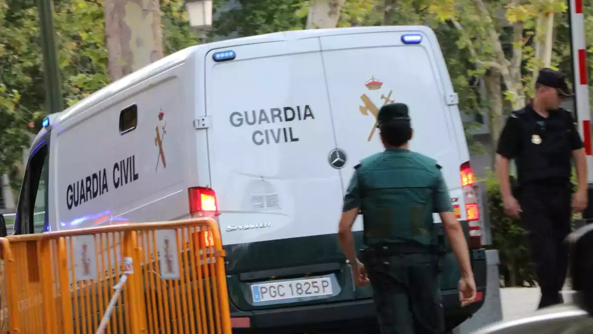 Els furgons policials que traslladen els detinguts pels atemptats de Barcelona i Cambrils a les portes de l'Audiència Nacional