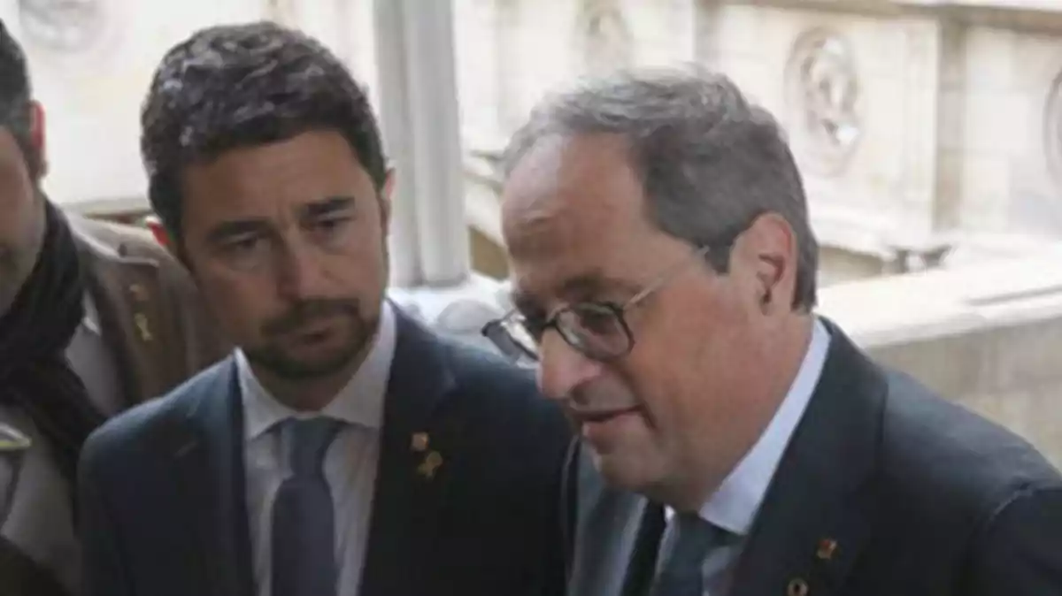 El president de la Generalitat, Quim Torra, parlant amb diversos consellers a la Galeria Gòtica