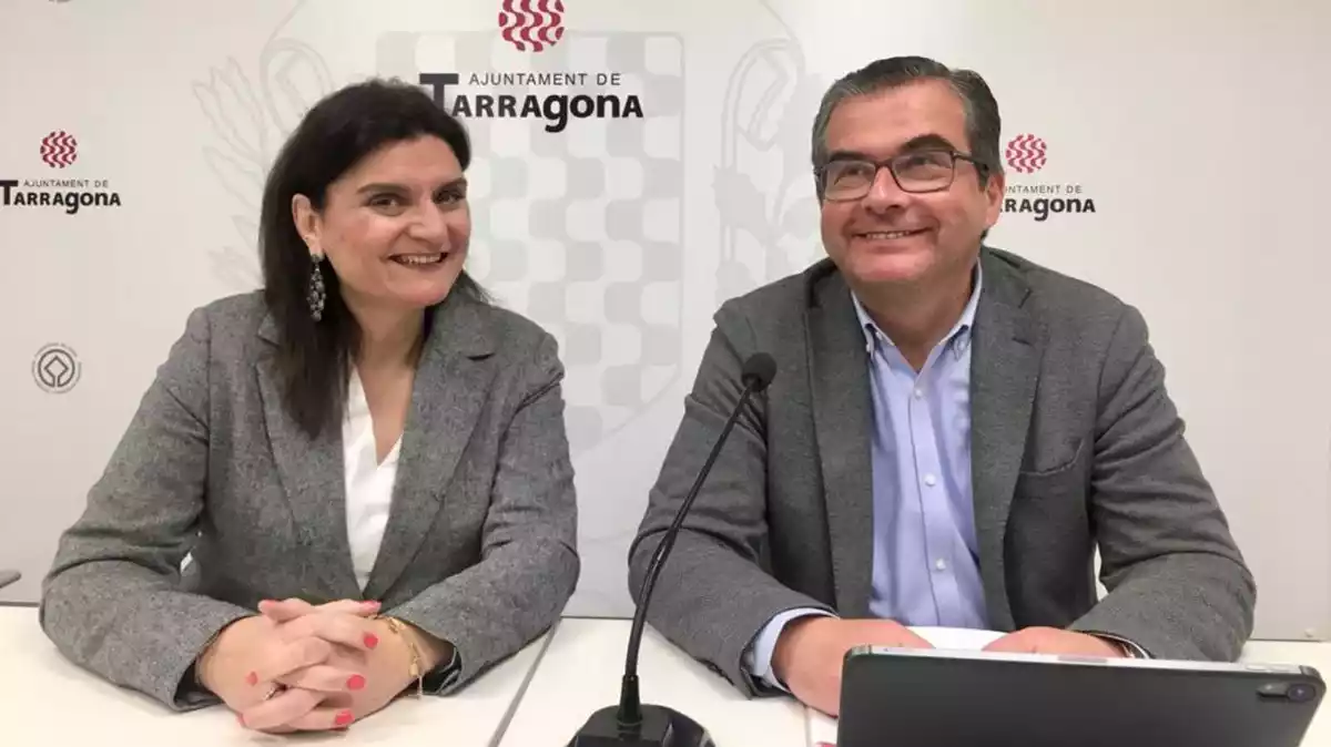 Elisa Vedrina i José Luís Martín, regidors del PP de Tarragona a la plaça de la Font