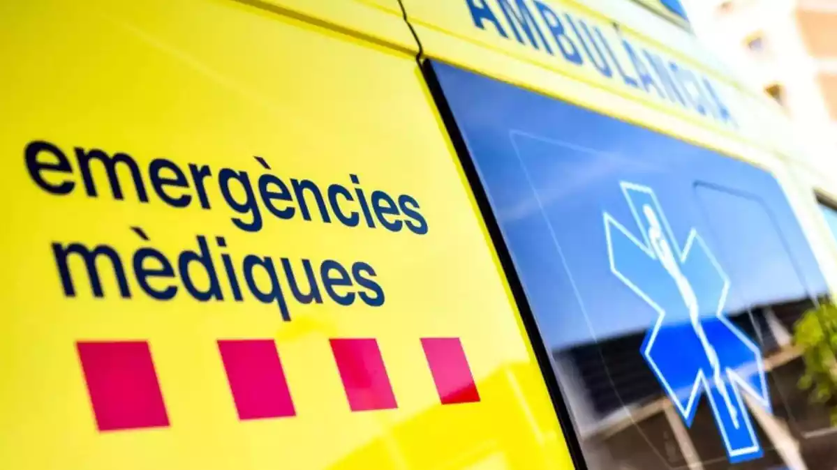 Imagen de archivo de una ambulancia del Servei d'Emergències Mèdiques de Cataluña