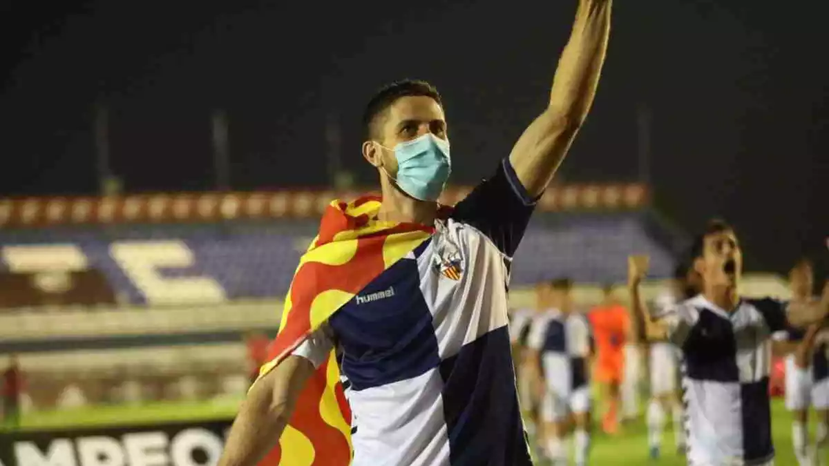 El tarragoní Aleix Coch, criat al Nàstic, celebra l'ascens a Segona Divisió A amb el Sabadell amb una bandera de Tarragona a l'esquena.