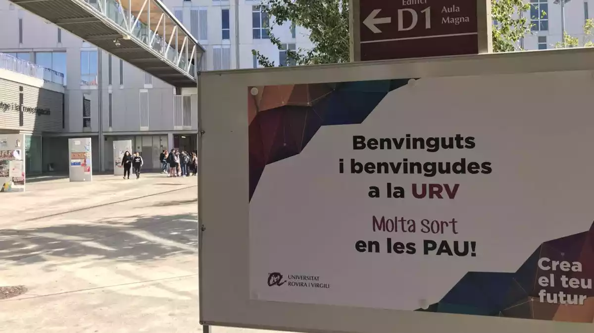 Cartell de les PAU a l'entrada del Campus Catalunya de Tarragona