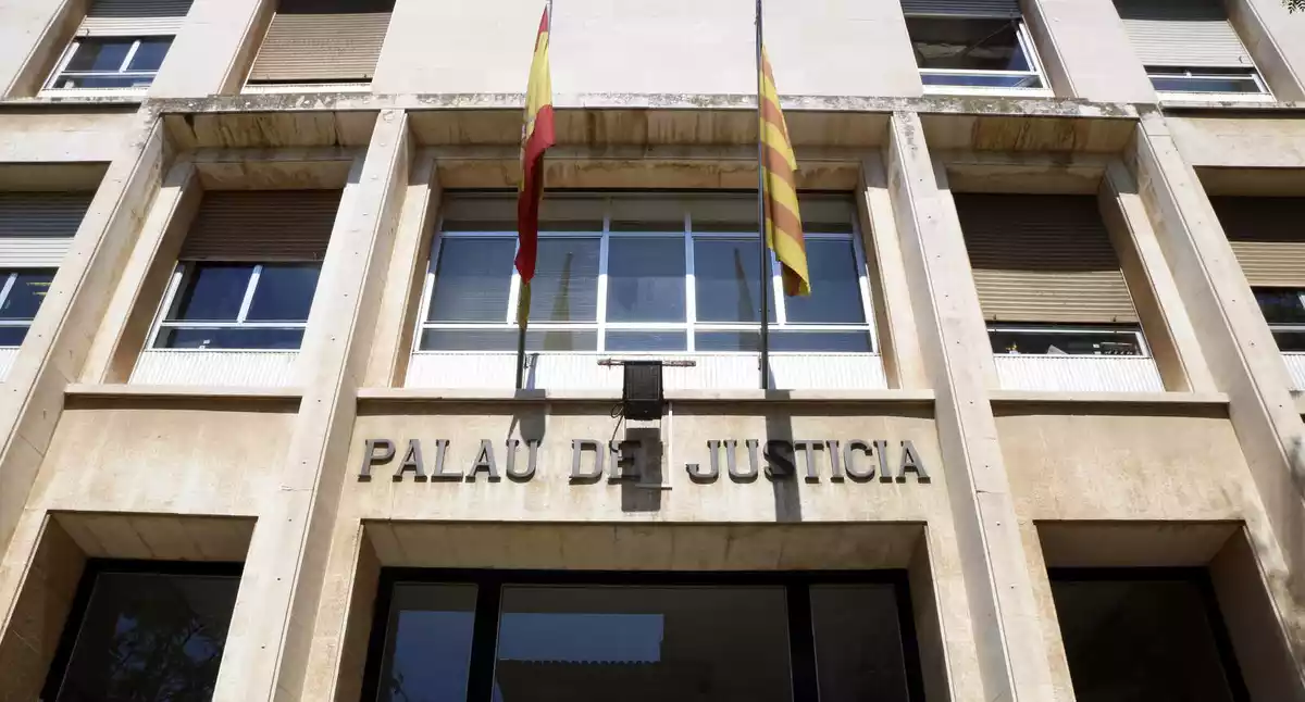 Pla contrapicat de la façana de l'Audiència de Tarragona