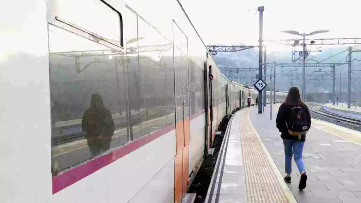Una usuària de Renfe es dirigeix a agafar el tren a l'estació de Manresa. Imatge del 14 de desembre del 2018