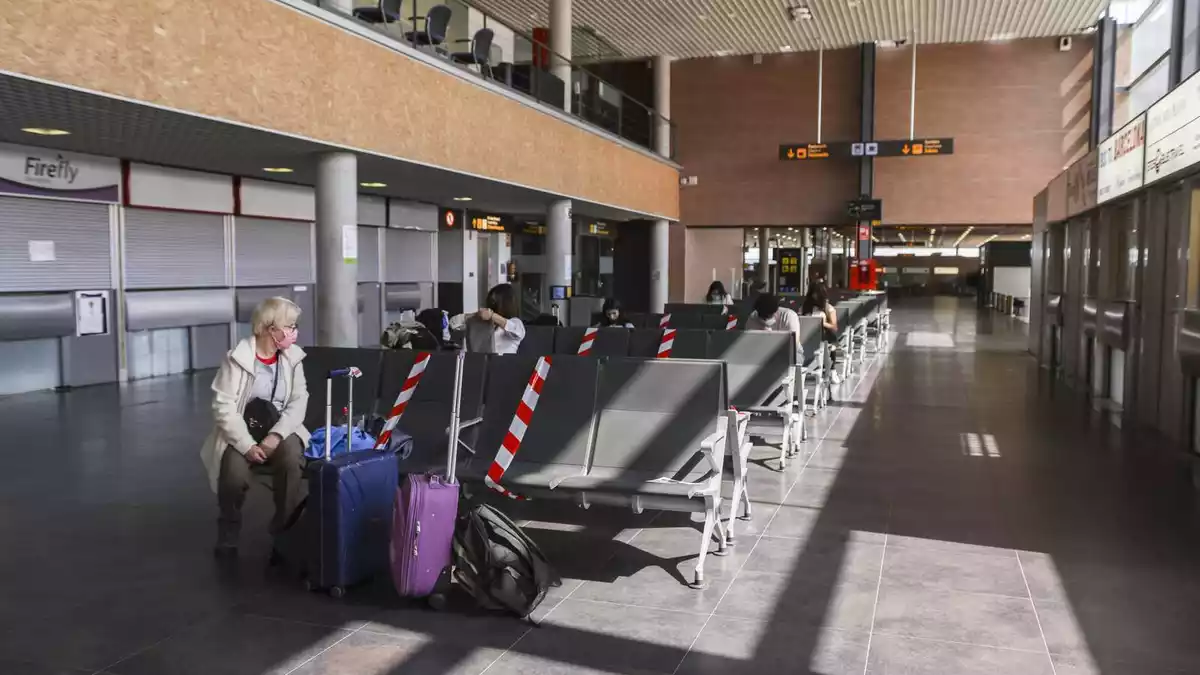 Turista a l'Aeroport de Reus.