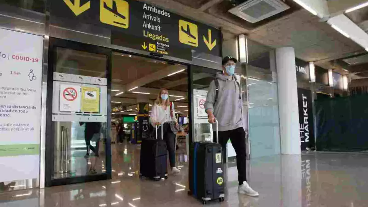 Imatge d'uns turistes arribant a l'Aeroport de Palma de Mallorca