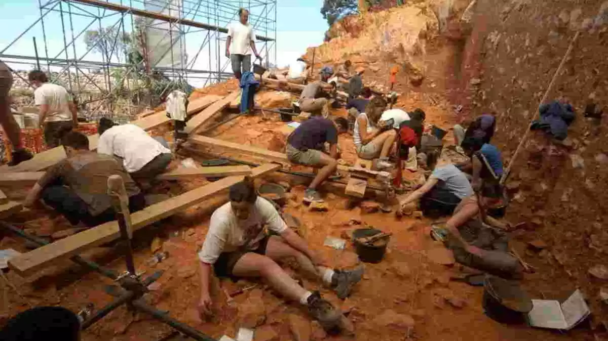 Arqueòlegs treballant en les excavacions a Atapuerca l'any 2006, en un dels moments en què sortien nombroses peces