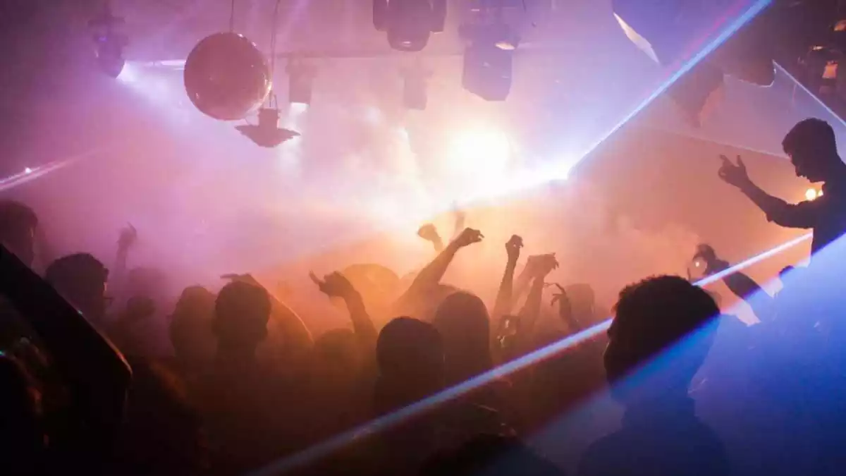 Imatge de gent ballant en una festa d'una discoteca