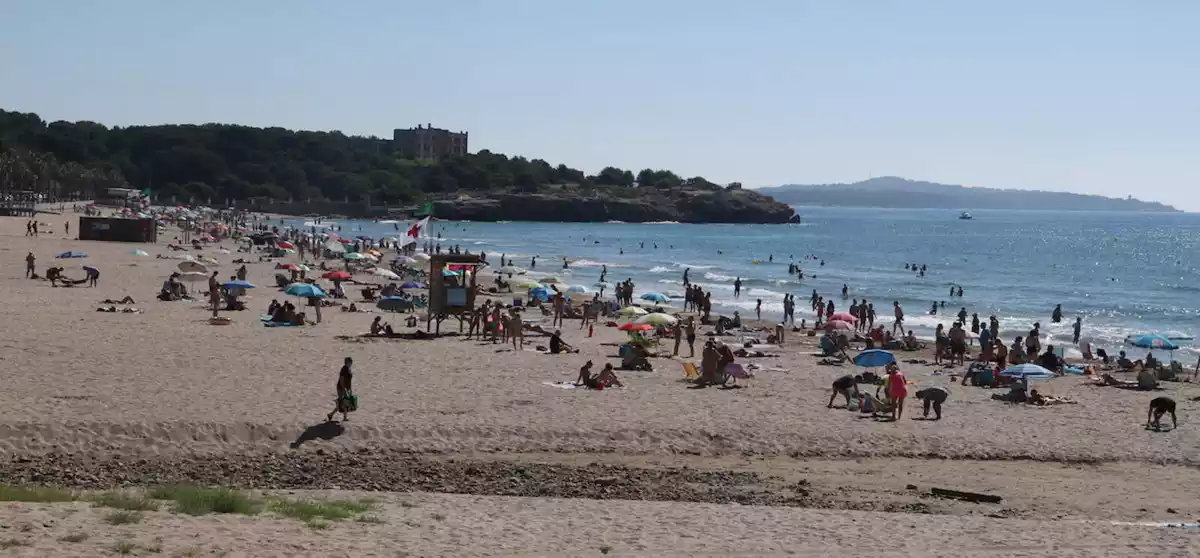 Pla general dels banyistes a la platja de l'Arrabassada de Tarragona