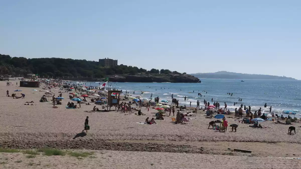 Pla general dels banyistes a la platja de l'Arrabassada de Tarragona