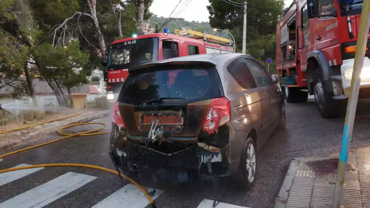 Imatge de l'incendi d'un vehicle