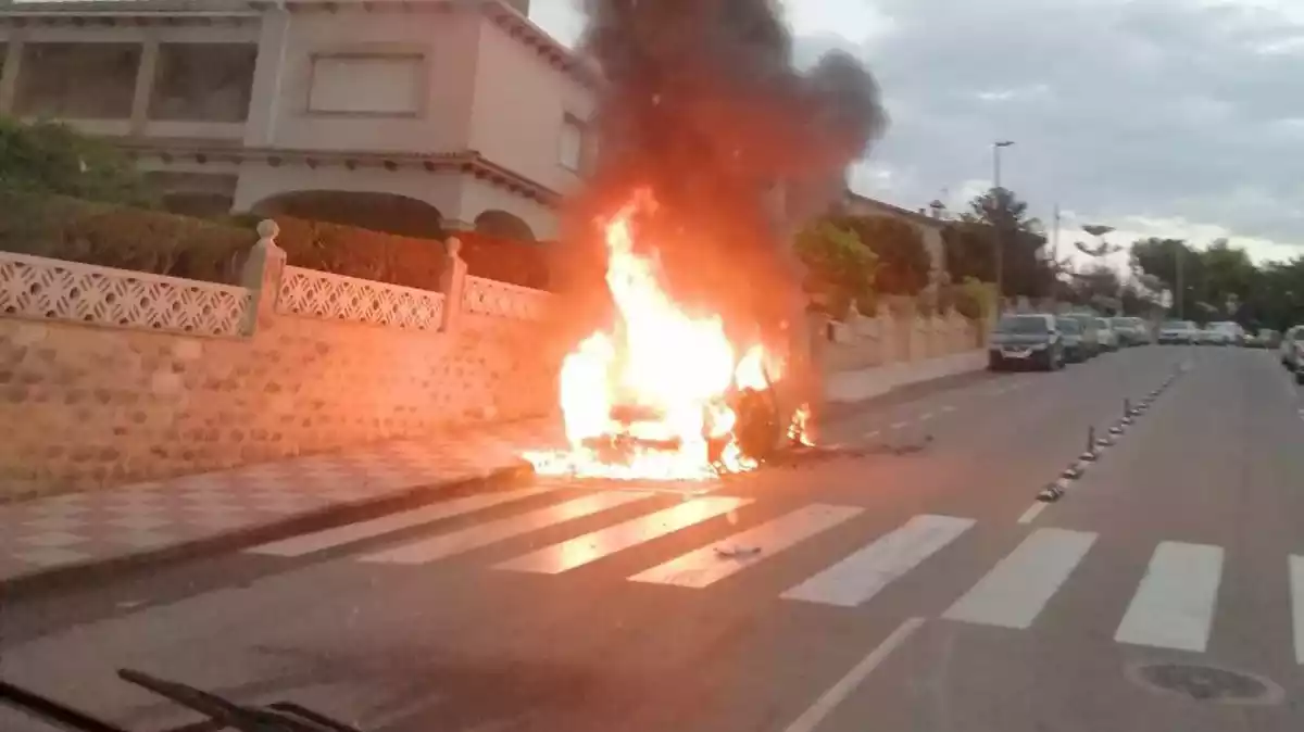 Imatge d'un vehicle en flames, a Creixell