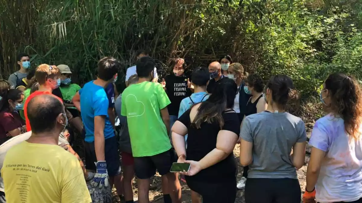 Imatge de diversos joves participants en un camp de treball a Valls