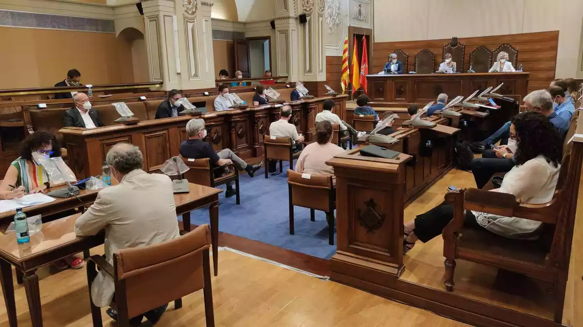 Pla general del saló de plens de la Diputació de Tarragona durant la sessió del 23 de juliol