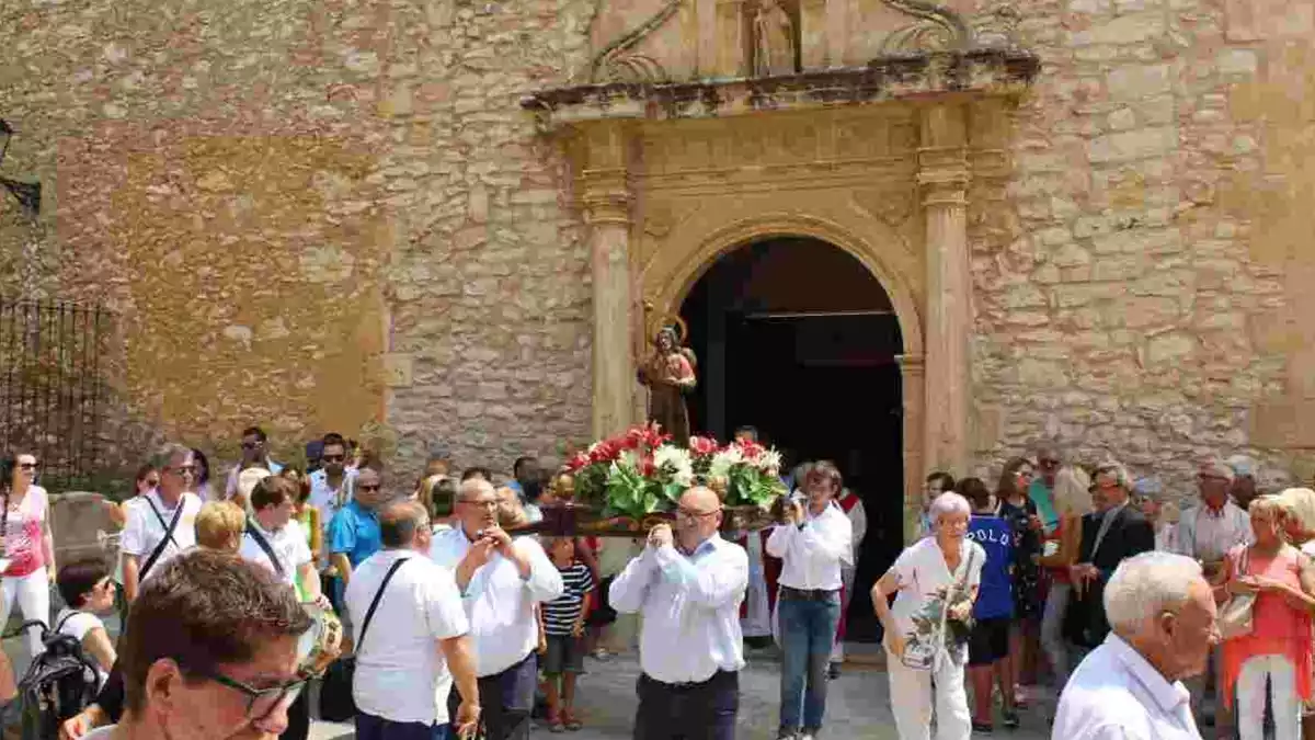Sant Jaume sortint de l'Església de Creixell.
