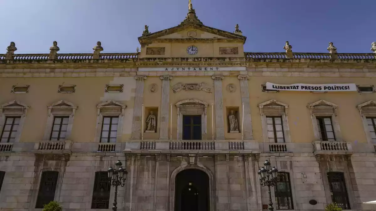 Façana de l'Ajuntament de Tarragona, a la plaça de la Font