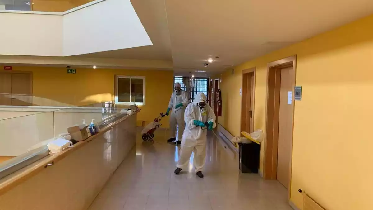 Dos operaris desinfectant una residència a Tarragona