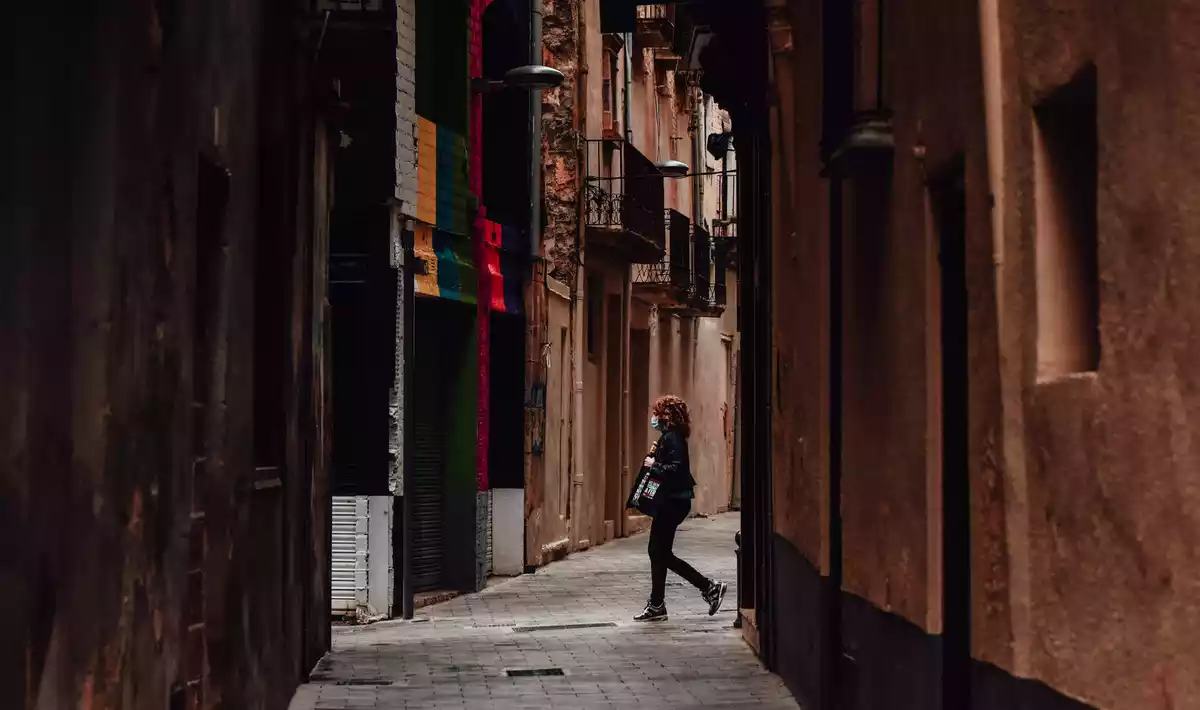 Dona caminant amb mascareta a Valls.