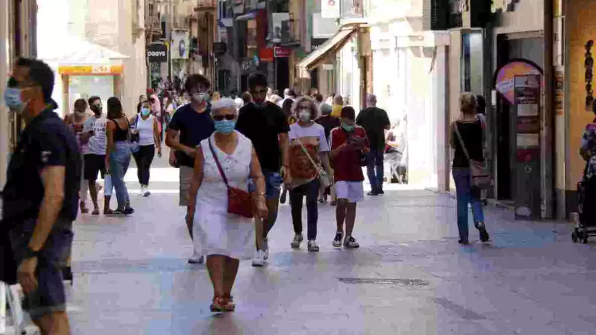 Pla general de persones passejant pel carrer Major de Lleida