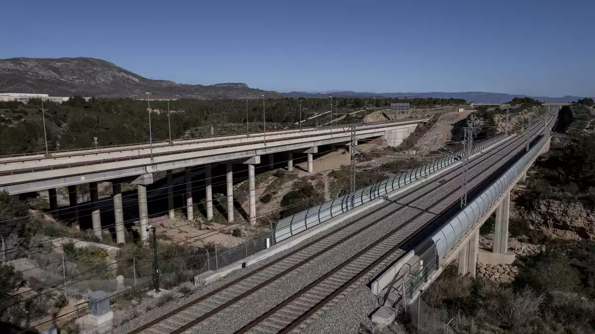 Les noves vies de tren de la variant de Vandellòs al seu pas per l'Hospitalet de l'Infant.