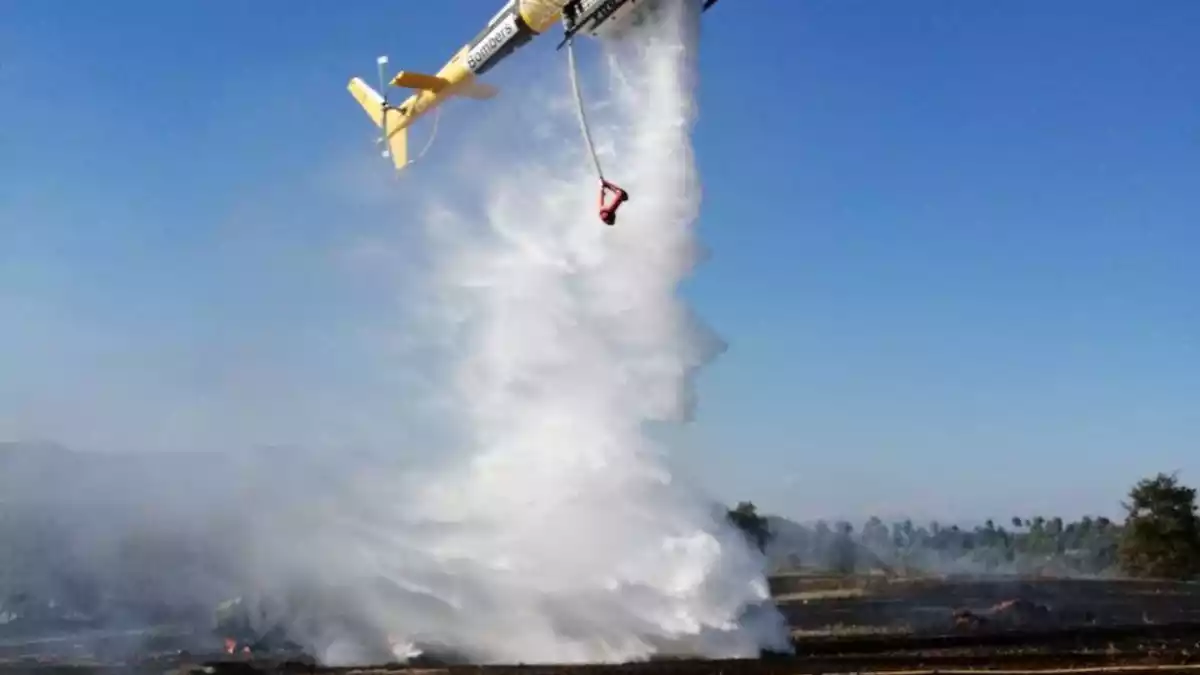 L'helicòpter dels Bombers apagant l'incendi