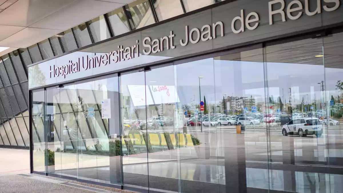 Porta lateral de l'Hospital Sant Joan de Reus