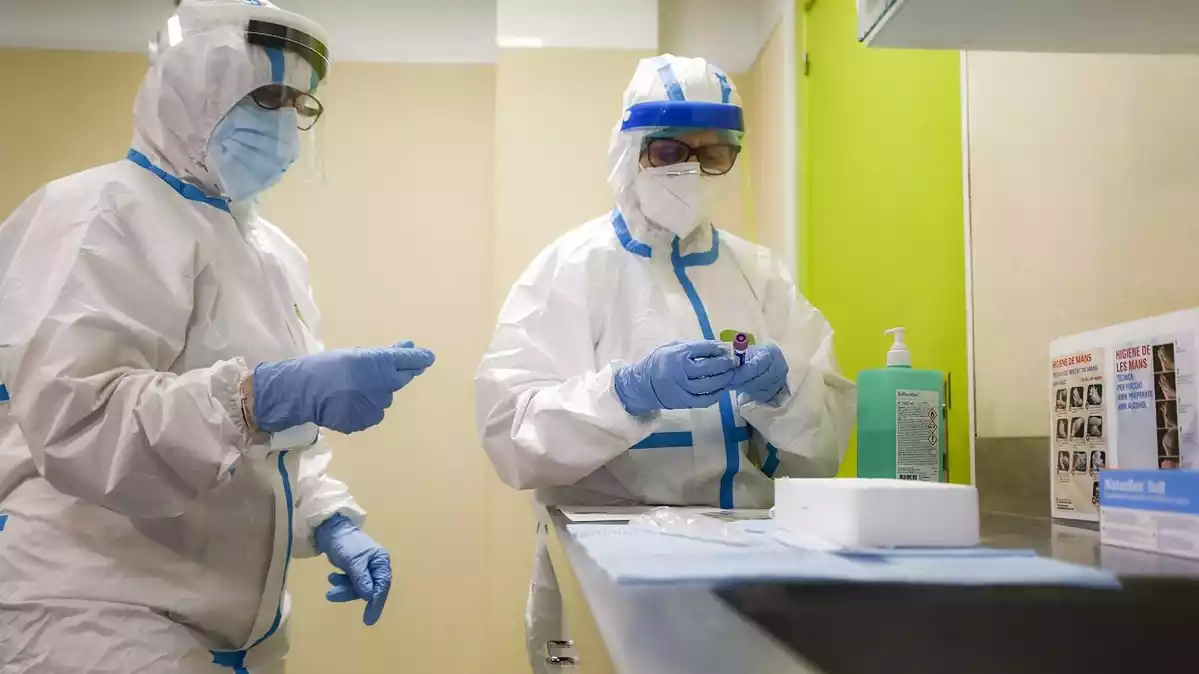 Dues infermeres equipades amb les EPIs per tractar pacients amb coronavirus a Tarragona
