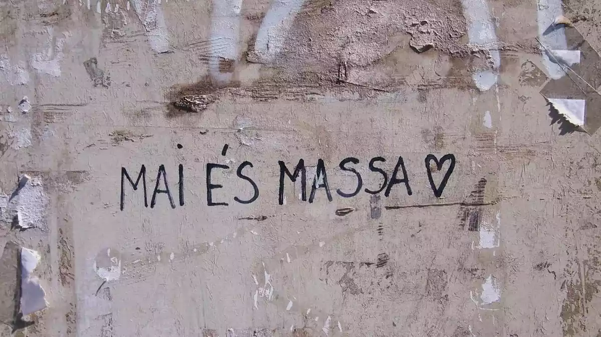 Pintada de 'Mai és Massa' als carrers de la Part Alta de Tarragona
