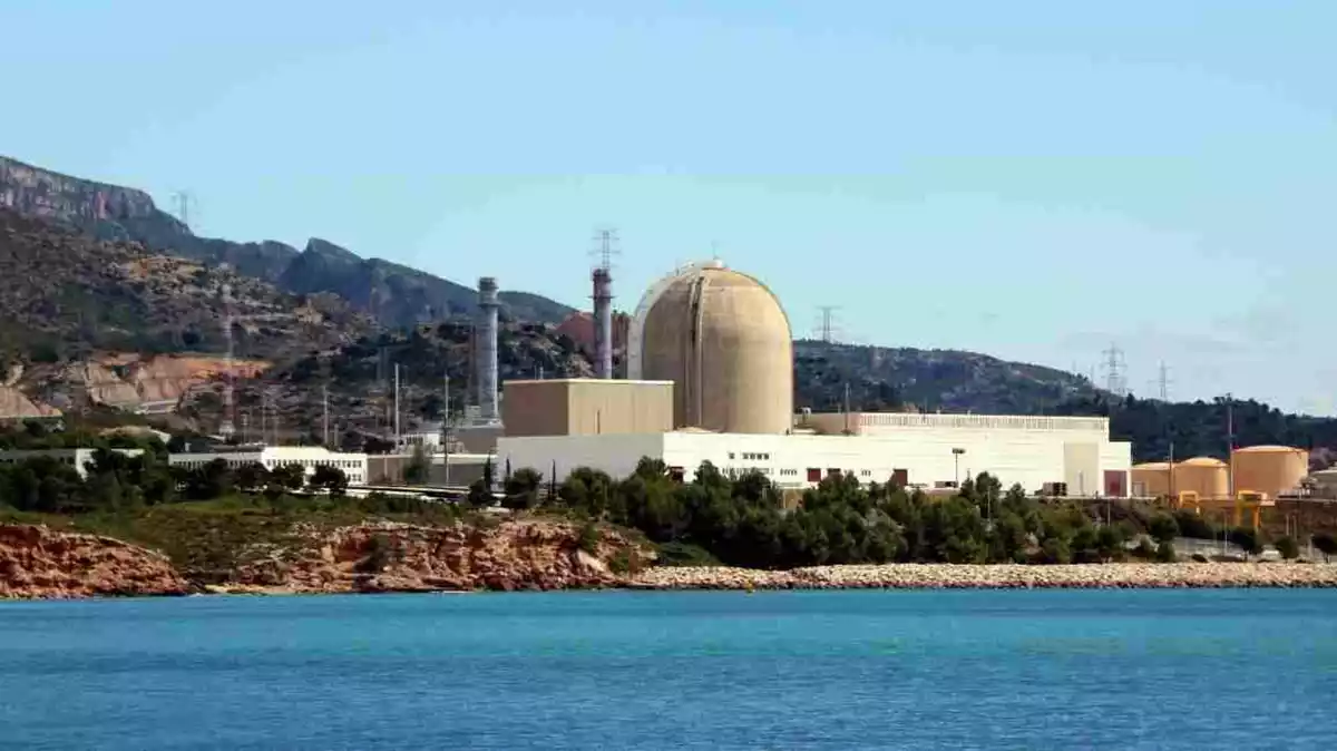 Pla general de la central nuclear Vandellòs II des de la platja de l'Almadrava. Imatge del dia 8 de juny de 2020.