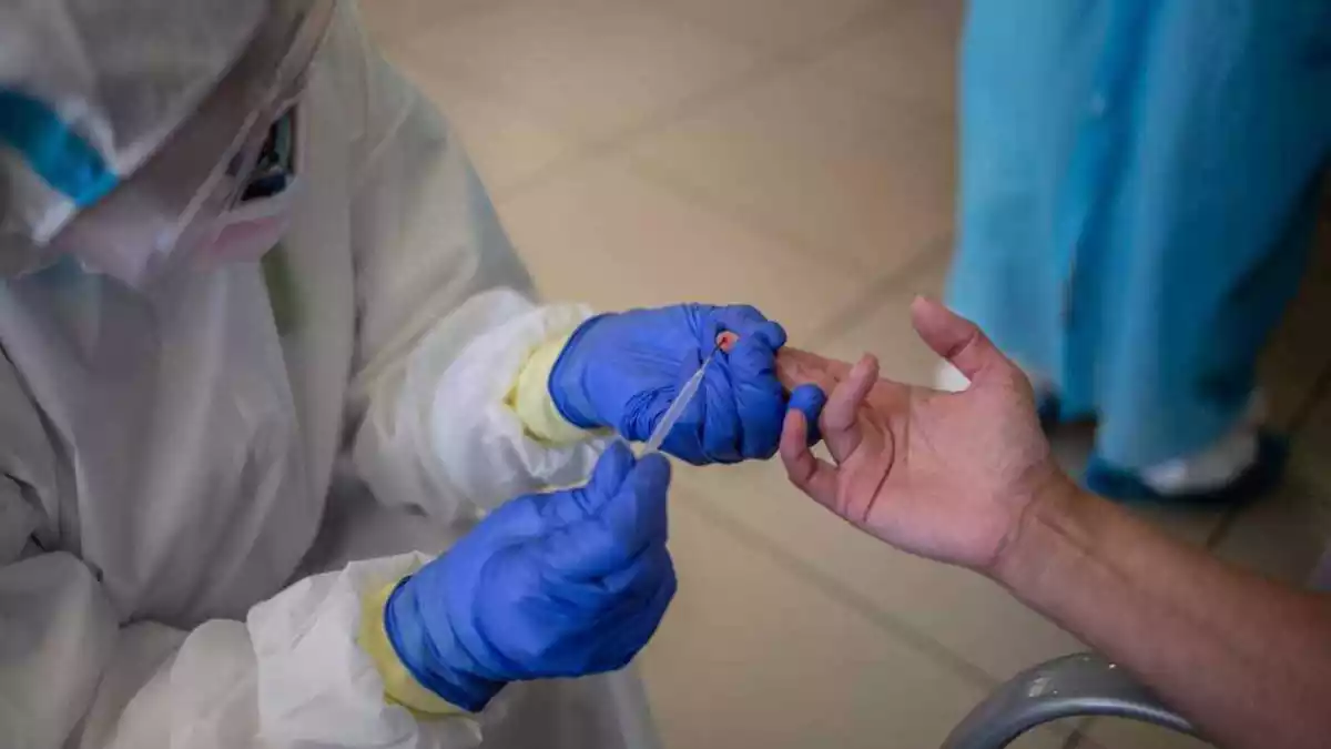 Un voluntari de Proactiva Open Armas realitza un test ràpid de Covid-19 a un treballador sanitari de la residència geriàtrica Redós de Sant Pere de Ribes, al Garraf, el 30 d'abril del 2020