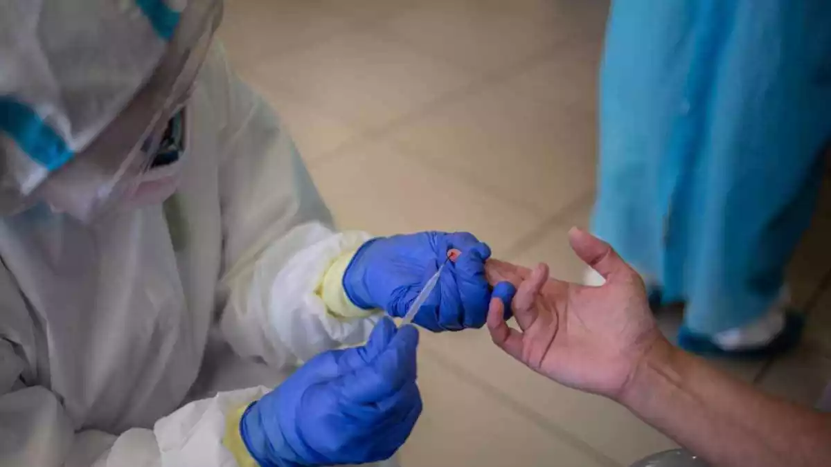 Un voluntari de Proactiva Open Armas realitza un test ràpid de Covid-19 a un treballador sanitari de la residència geriàtrica Redós de Sant Pere de Ribes, al Garraf, el 30 d'abril del 2020