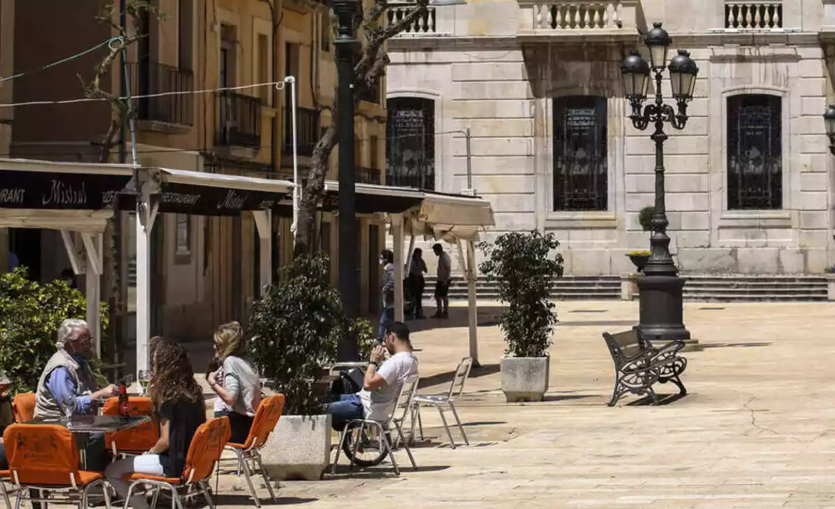 Tarragona entra a la fase 1 entre terrasses plenes i botigues obertes