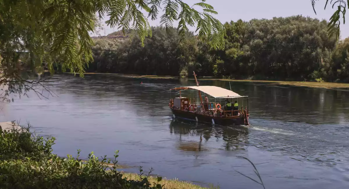 Turisme per Ascó: visita del casc antic, degustació i sortida pel riu Ebre