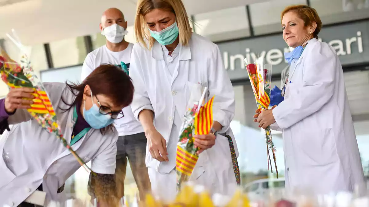 Un Sant Jordi en quarantena a Reus: els balcons parlen