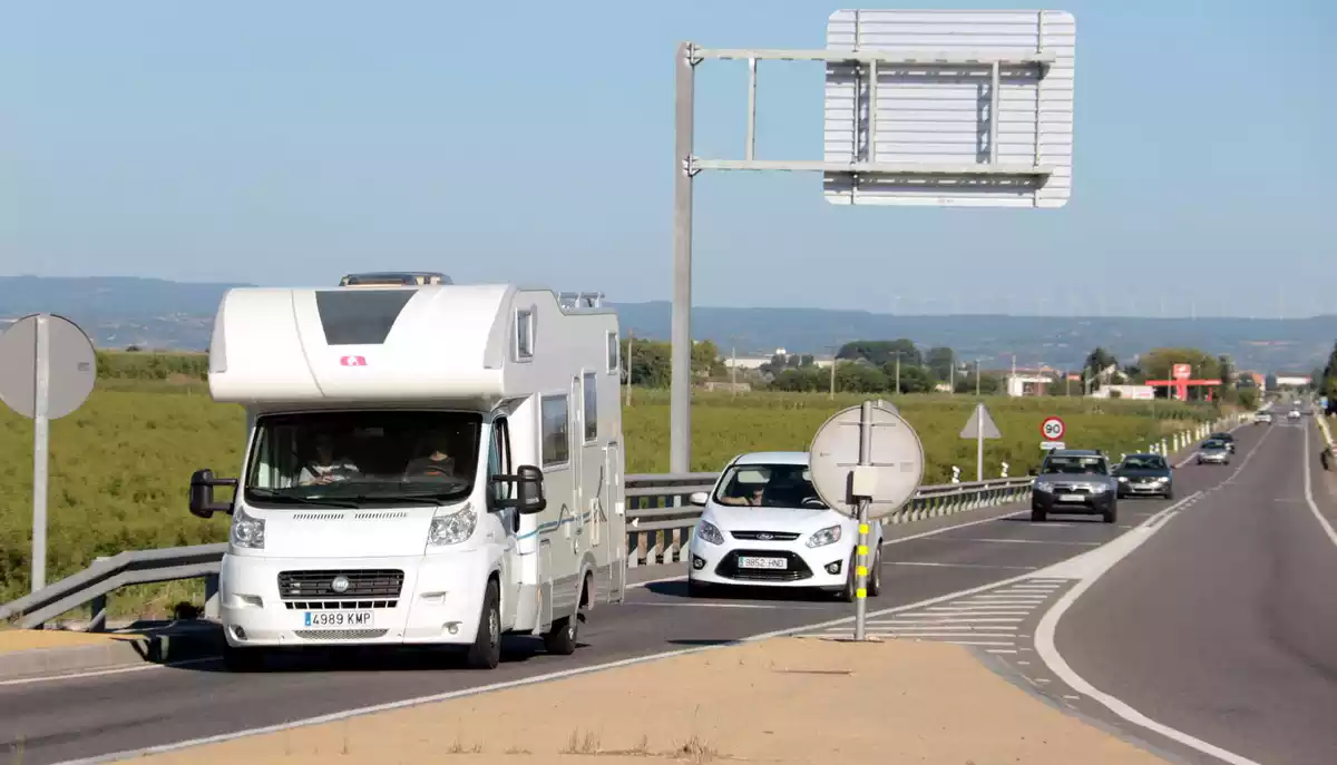 Vehicles circulant per l'N-240 en sentit Lleida, a la rotonda de Margalef.