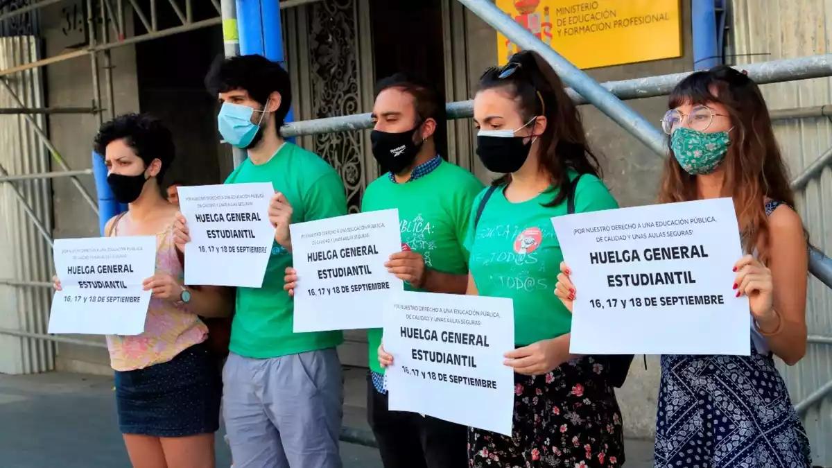 Els representants del Sindicat d'Estudiants, davant del Ministeri d'Educació, amb els cartells anunciant la vaga d'estudiants