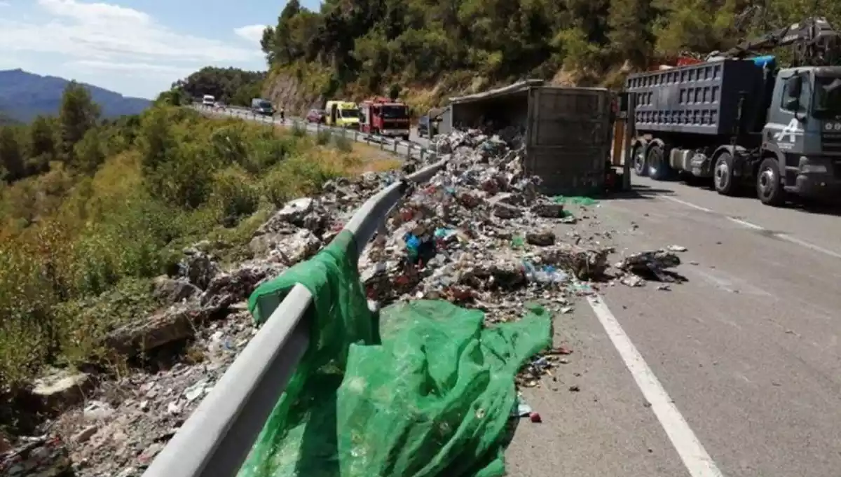 Camió accidentat a l'N-420 a Pradell de la Teixeta.