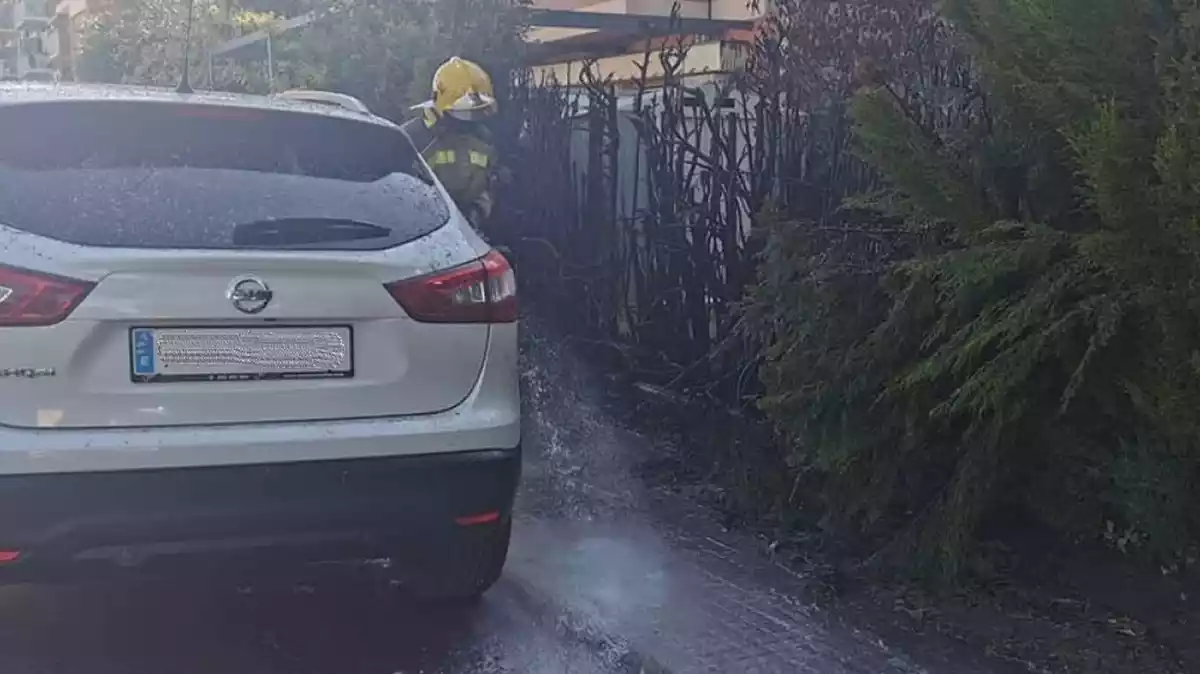 Cotxe incendiat a l'Espluga