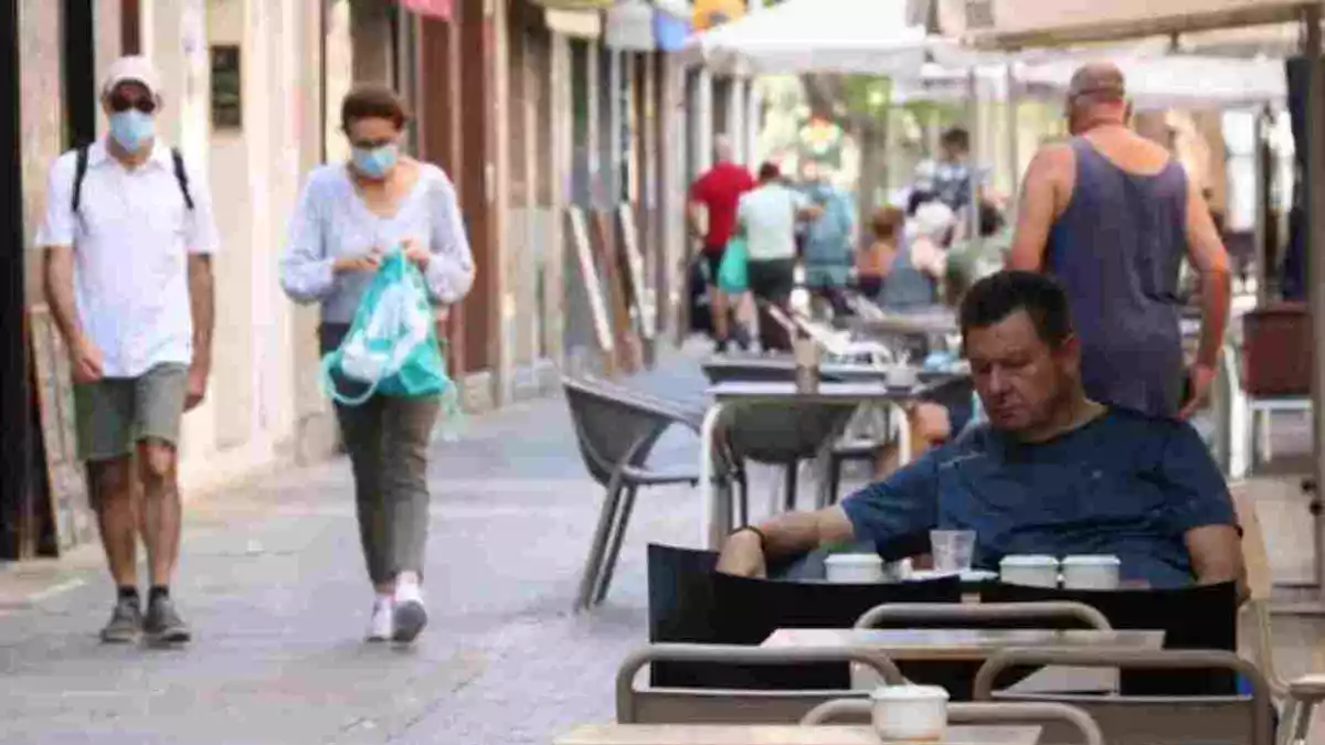 Diverses persones, unaasseguda en una terrassa, a Castelldefels