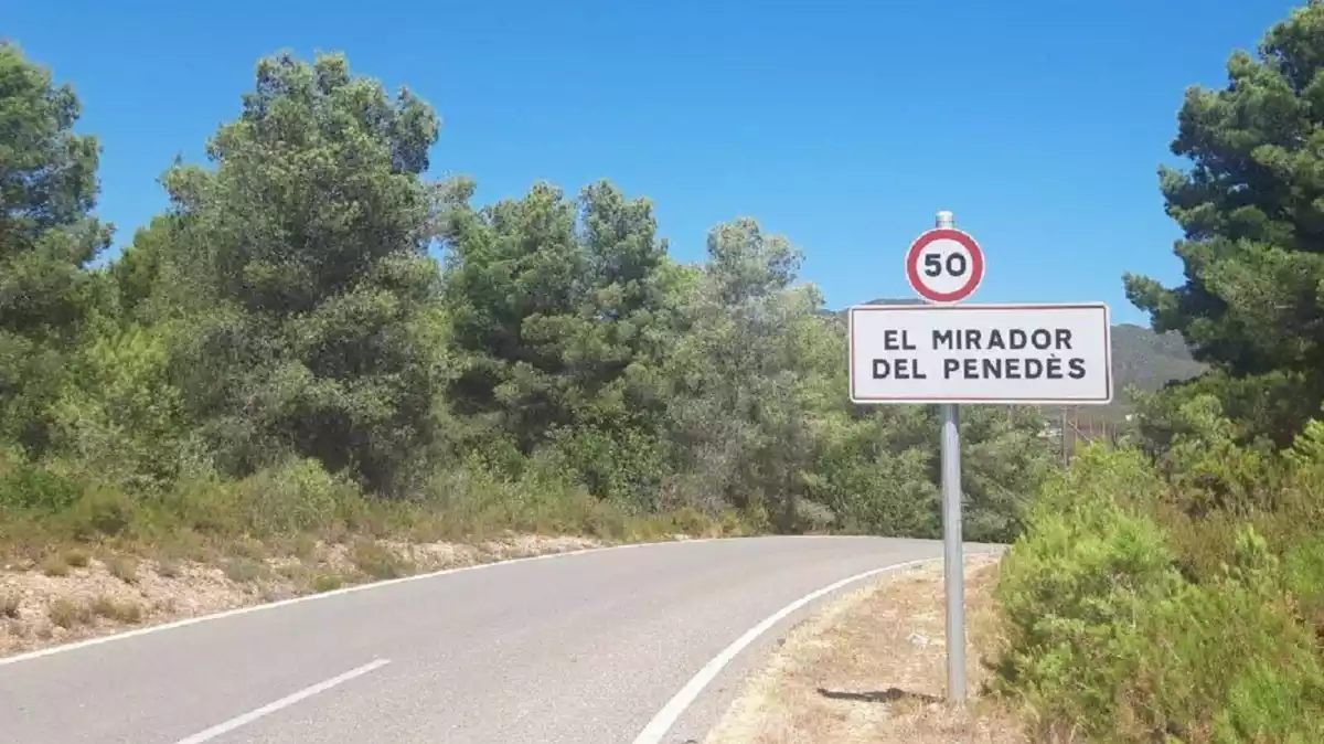 La carretera d'accés al nucli del Mirador del Penedès.