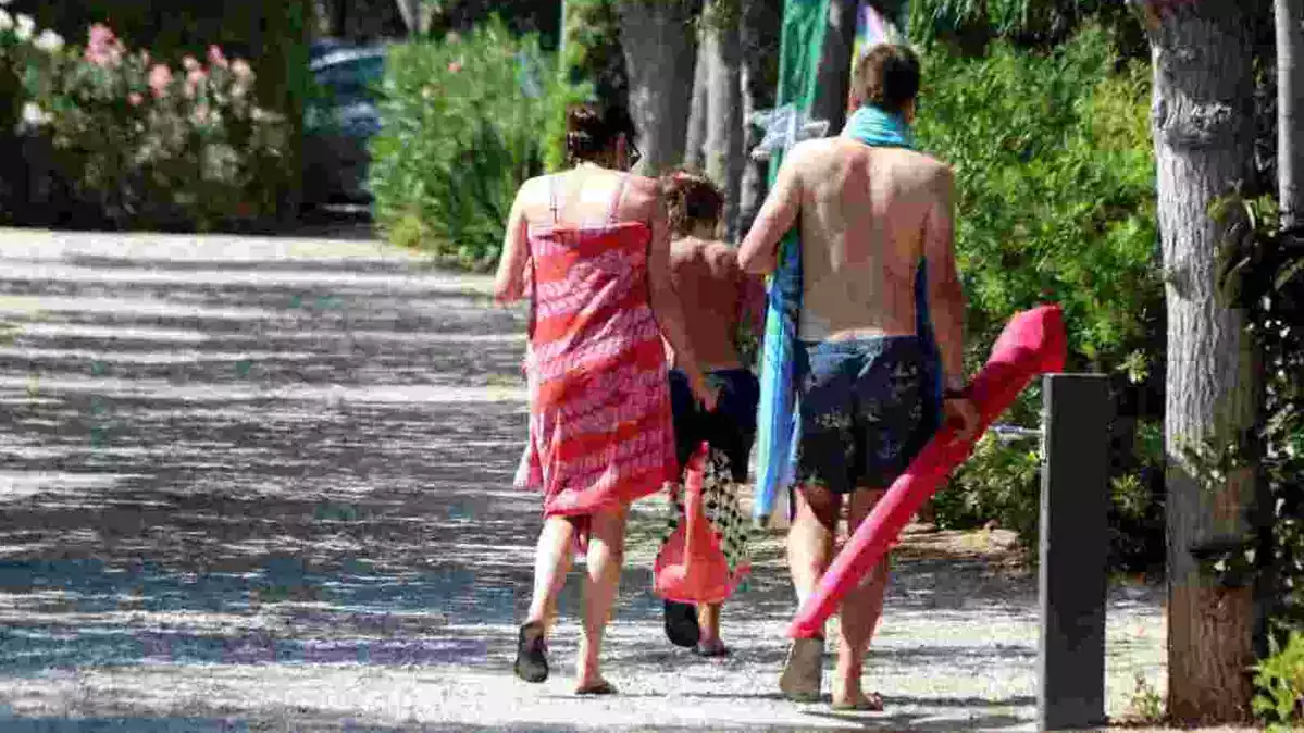 Pla sencer d'una família tornant de la platja al càmping Clarà de Torredembarra