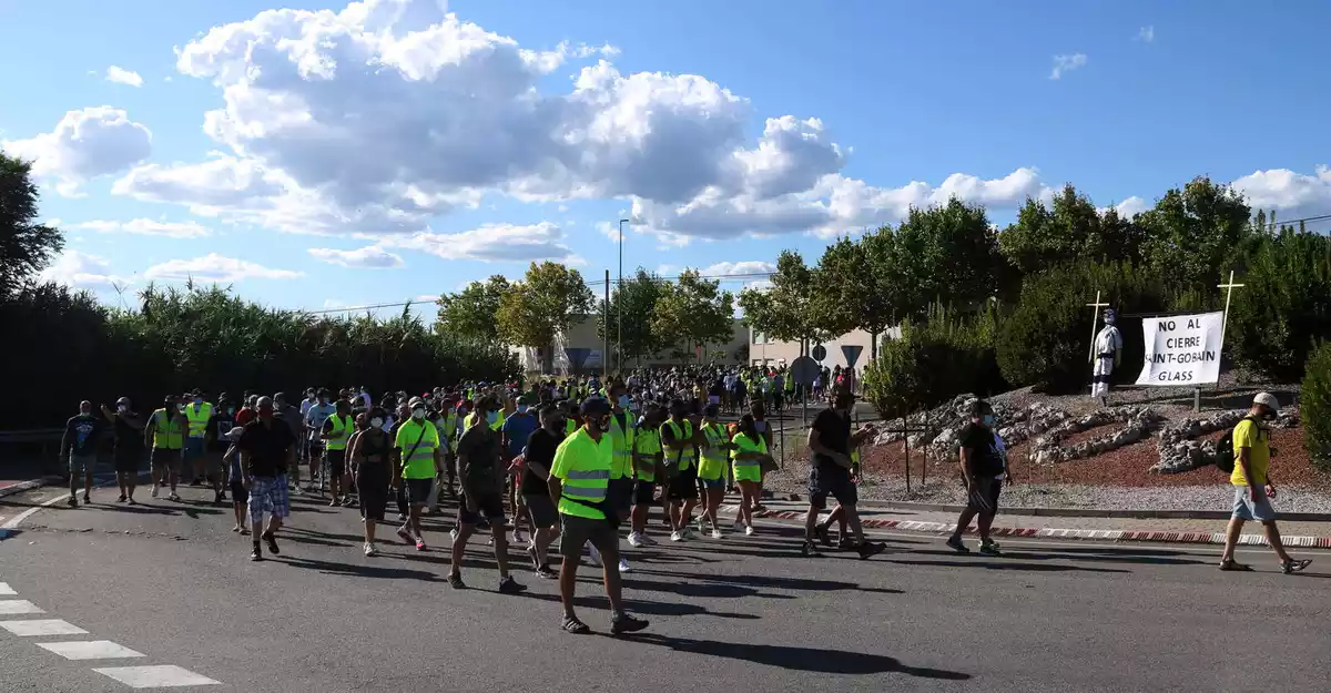 Pla general dels manifestants que han participat en la protesta per denunciar el tancament d'una divisió de la cristalleria de Saint-Gobain a l'Arboç.