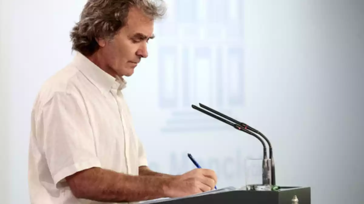 Fernando Simón en una roda de premsa amb camisa blanca i escrivint amb un bolígraf