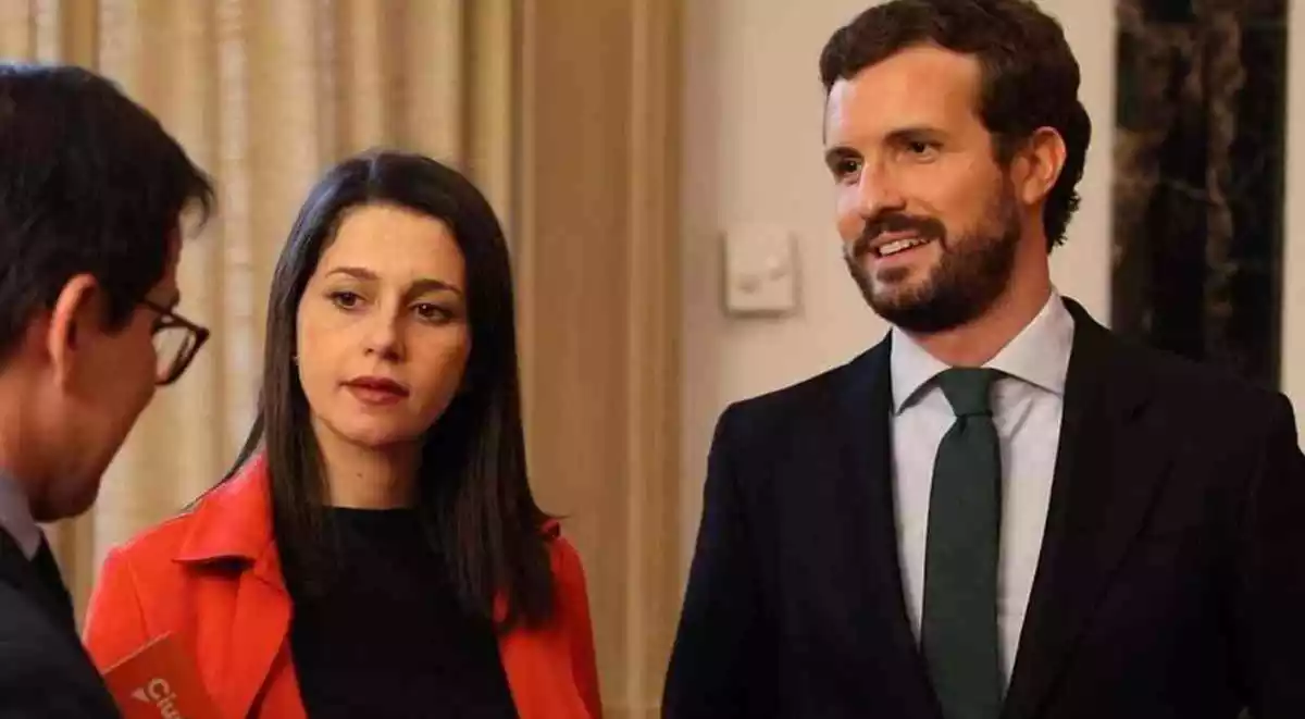 Inés Arrimadas i Pablo Casado conversen amb José María Espejo Saavedra el gener de 2020.