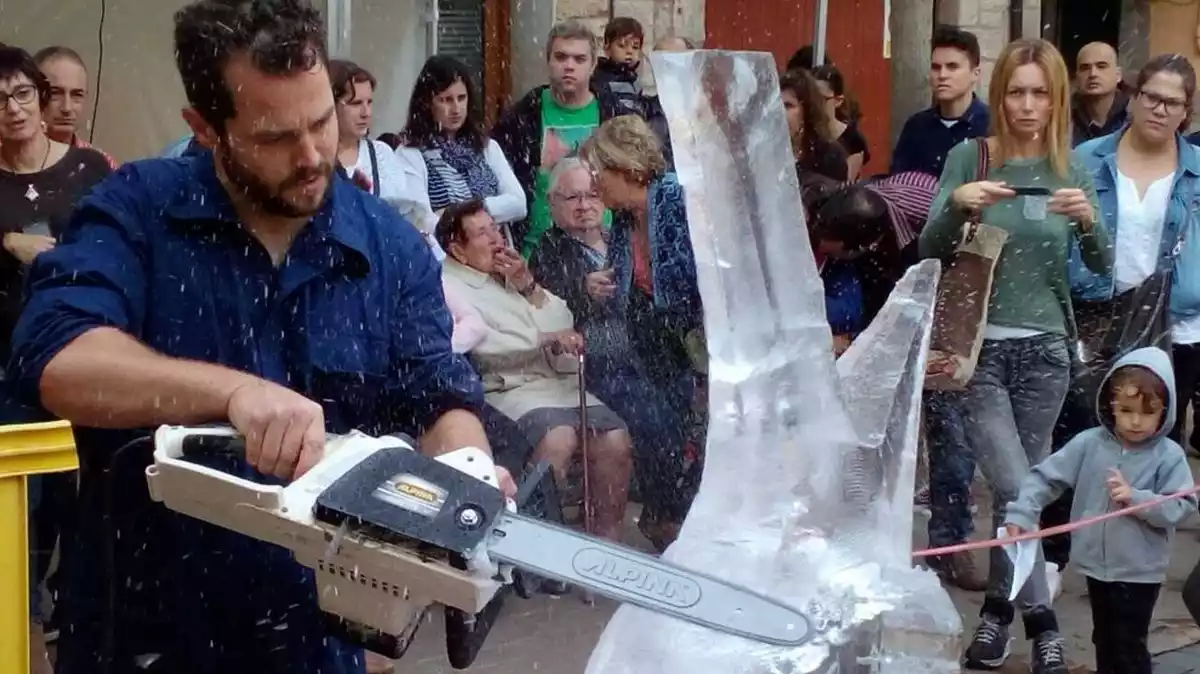 Ivan López fent una escultura de gel