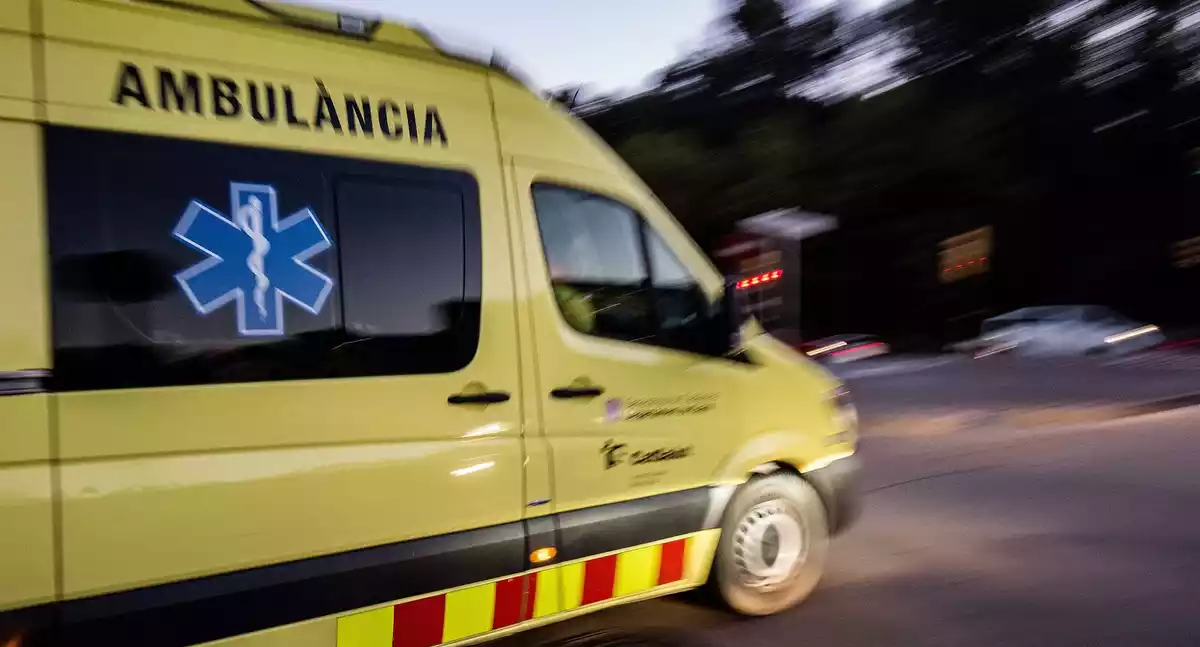 Fotografia d'una ambulància assistint a un accident
