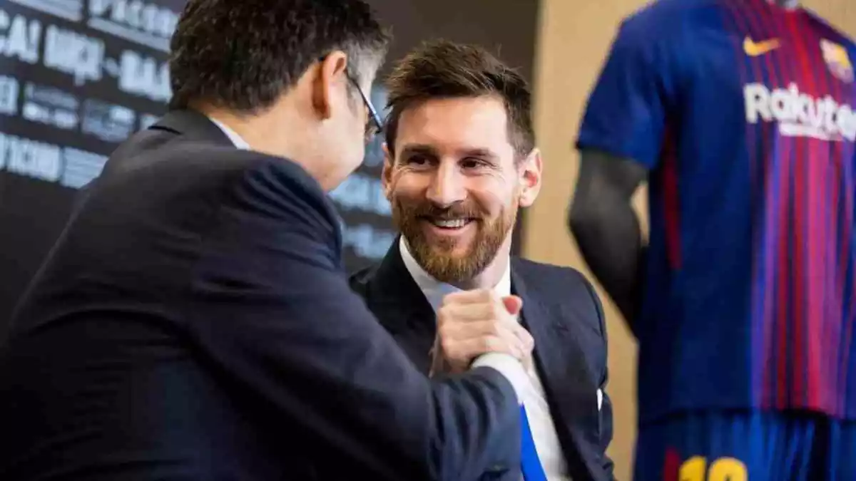 Josep Maria Bartomeu i Leo Messi encaixen les mans durant la roda de premsa de presentació de la renovació de contracte l'any 2017