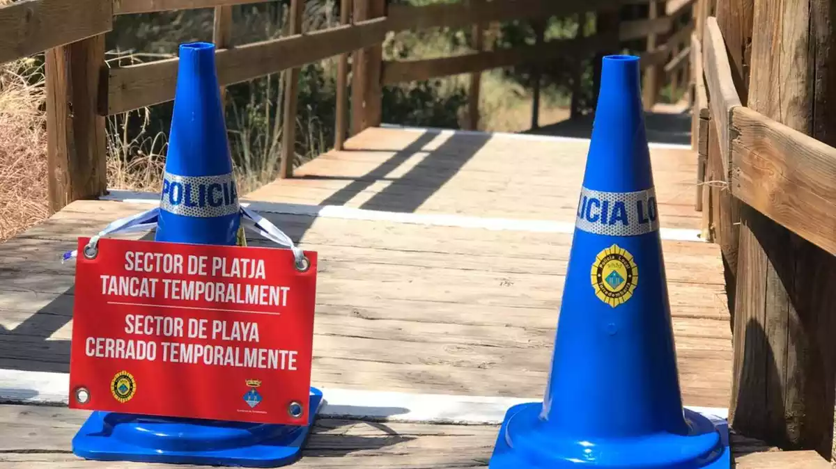 Una barrera tanca l'accés a la platja del Canyadell de Torredembarra